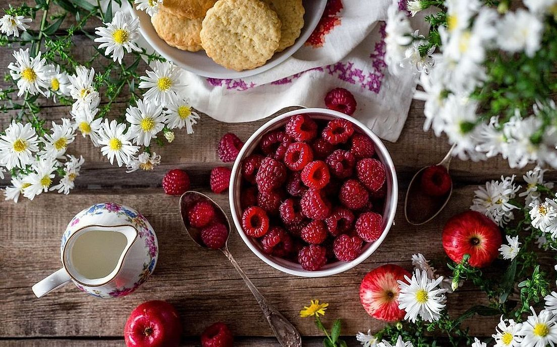 Üstünde meyve dilimi ve yeşillik bulunan cam bardakta renkli smoothie