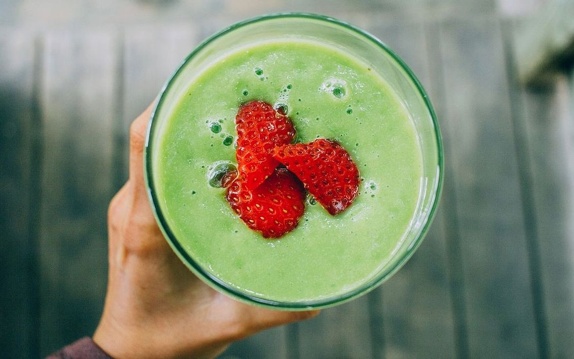 Tabakta sıcak mango-muz smoothie'si